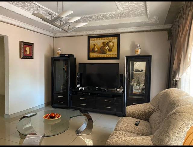 6 BEDROOM HOUSE FOR SALE IN CHROOM PARK